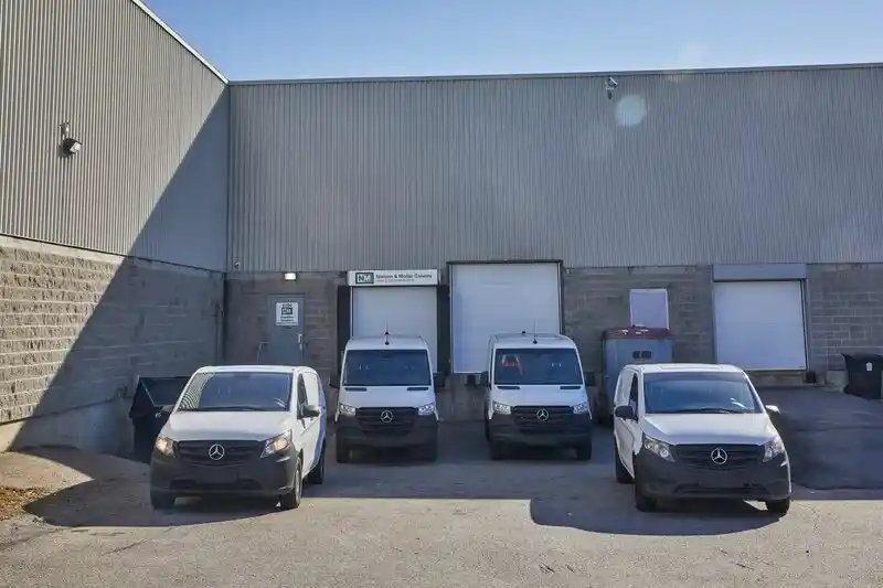 Portes de chargement et véhicules devant l’entrepôt
