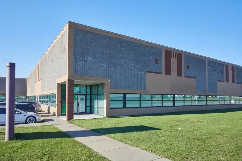 Bâtiment de l’entrepôt Nielsen & Moller Canada à Saint-Laurent
